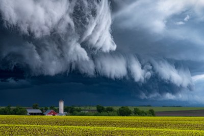 Thunder clouds build over a farm in the Midwestern United States, where the likelihood of extreme storms can be predicted from sea-surface salinity. Credit: Getty